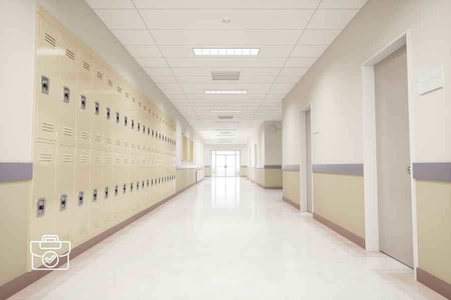 Busco personal para limpieza de graderías y pasillos de un centro deportivo